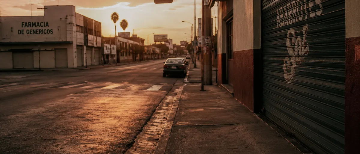 Calles de Saltillo al atardecer, reflejo de una ciudad que carga su propio peso emocional.